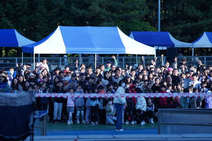 지난 2일 용인시 수지체육공원 인라인스케이트장에서 열린 ‘지4회 용인시롤러스포츠연맹회장배 롤러대회’ 현장을 찾은 시민들이 출전 선수들을 응원하고 있다.  사진=용인특례시롤러스포츠연맹
