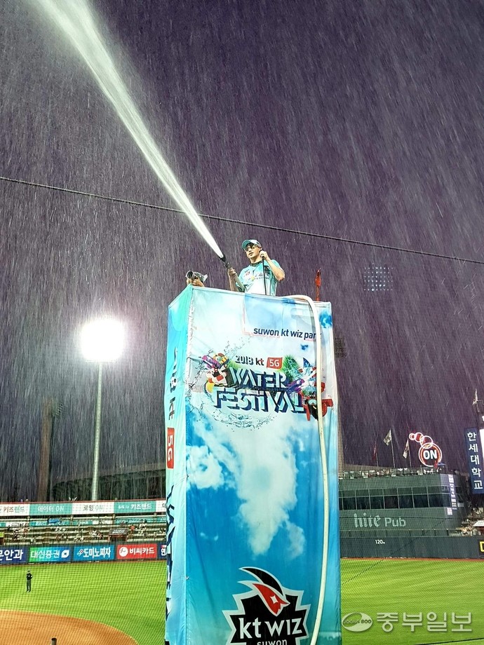 워터 페스티벌을 이끄는 김주일 응원단장. 임태선 시민기자