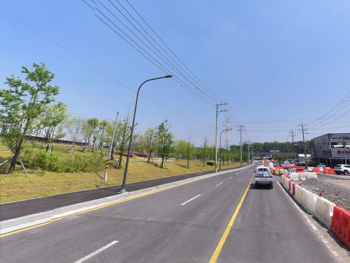 지난 5월 파주시 교하로 인도가 아스팔트로 포장된 모습. 사진=네이버 거리뷰 캡처