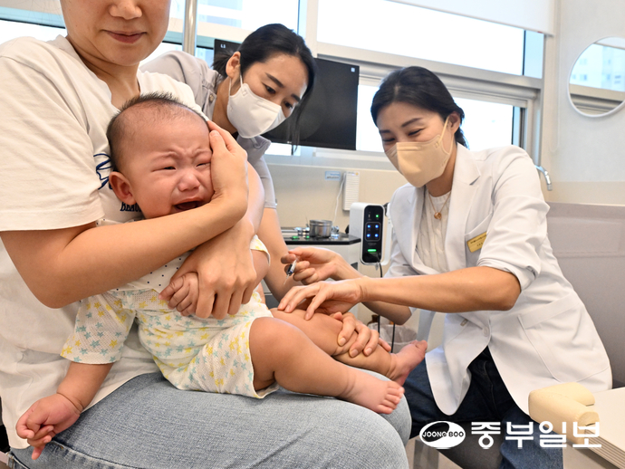 수원시 영통구 아이블리소아청소년과의원에서 한 영유아가 인플루엔자 예방접종을 하고 있다.