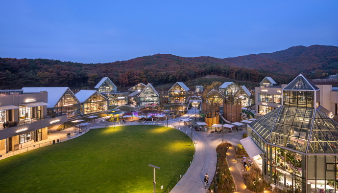 의왕시 첫 건축문학상 대상 수상작인 롯데쇼핑 ㈜프리미엄아울렛 의왕점 모습. 사진=의왕시청