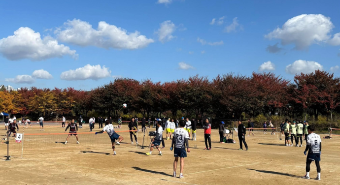 지난 2일 수원 만석공원서 진행된 2025 수원시의회의장배 족구대회서 참가 선수들이 경기를 펼치고 있다. 사진=수원시체육회
