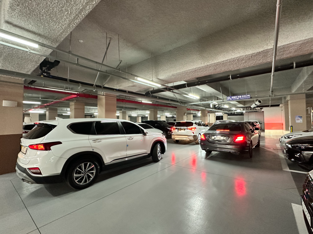 4일 오전 송도국제도서관 지하주차장 이용 차량들이 이중주차로 인해 엉켜 있다. 사진=장수빈 기자