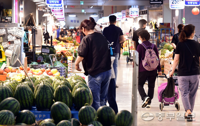 인천 남동구 농수산물시장을 찾은 시민들이 장을 보고 있다.정선식기자