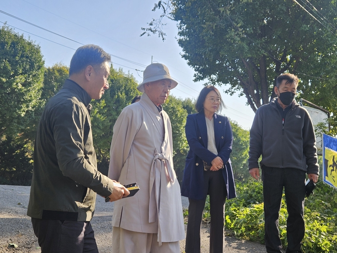 고선희(오른쪽 두 번째) 인천 서구의원이 지난 4일 추락 위험 민원이 접수된 가좌동 법명사 후문 진입로를 찾아 관계자들과 대화를 나누고 있다. 사진=서구의회