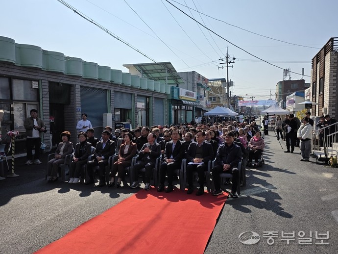 5일 오전 연천군 신서면 도신리 ‘신서 힐링 스테이’ 앞 거리에서 열린 개소식에 참석한 내빈과 주민들이 자리를 함께하고 있다. 사진=이석중기자