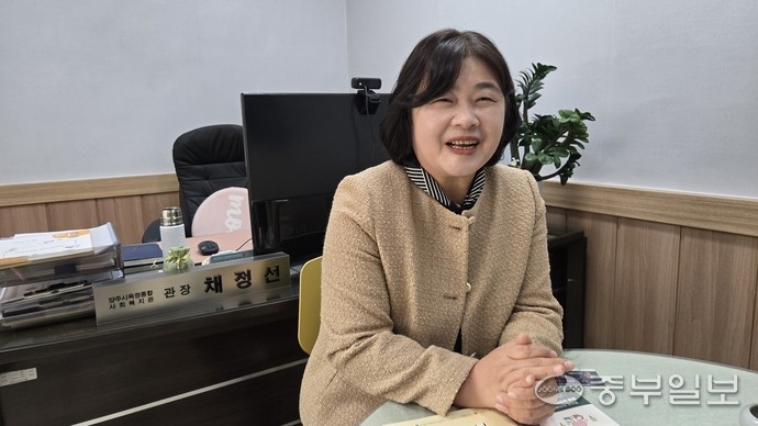 채정선 양주시옥정종합사회복지관장이 중부일보와 인터뷰를 하고 있다. 사진=박홍기 기자