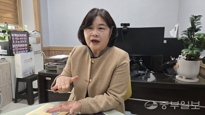 채정선 양주시옥정종합사회복지관장이 중부일보와 인터뷰를 하고 있다. 사진=박홍기 기자