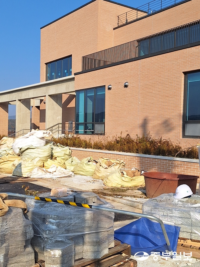 민군상생협력센터 건립공사가 결국 좌초돼 자재만 덩그럽게 나뒹굴고 있다