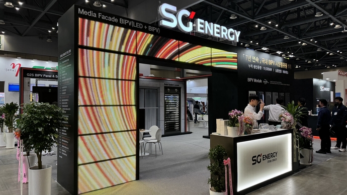 5일 SG에너지가 ‘미디어 BIPV(Media Building Integrated Photovoltaics)’가 일산킨텍스에서 열린 ‘솔라아시아 2025 전시회’에서 미디어 BIPV를 선보였다. 사진=SG에너지