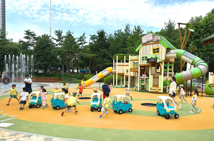 과천시 에어드리공원에 조성된 숲속 책마을 놀이터. 사진=과천시