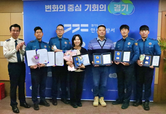 안산소방서가 생명 구조를 위해 헌신한 민간인과 경찰공무원에 대한 표창 수여식을 개최하고 기념촬영을 하고 있다.    사진=안산소방서