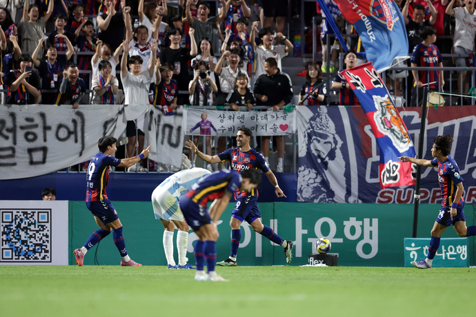 수원FC와 울산HD의 8월16일 26라운드 경기서 골을 터트린 수원FC의 싸박이 동료들과 세리머니를 하고 있다. 사진=한국프로축구연맹