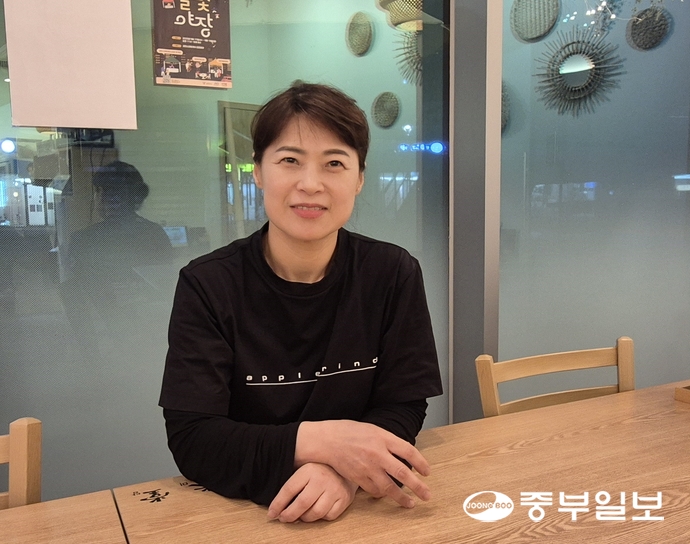 구진옥 과천스마트케이 상인회장이 중부일보와 인터뷰를 마치고 사진 촬영을 하고 있다. 사진=하재홍기자