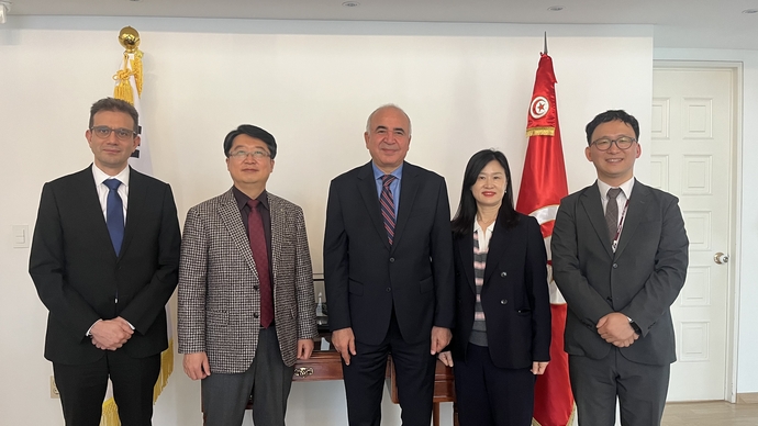 조영민 용인교육장(왼쪽 두 번째) 등 용인교육지원청 관계자들이 6일 카이스 다라지 주한 튀니지 대사와 경기-튀니지 간 교육협력 네트워크 구축 및 국제교육교류 활성화 방안을 논의한 뒤 함께 사진 촬영을 하고 있다. 사진=용인교육지원청