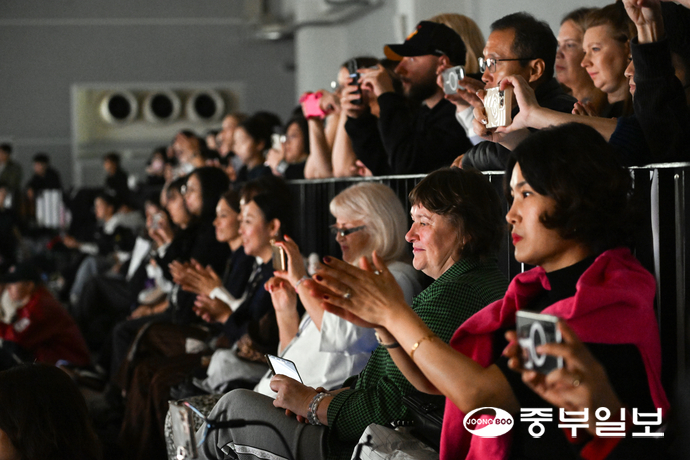 6일 오후 오산시 오산오색문화체육센터에서 열린 2025 ALL GENERATION CHAMPIONSHIP(AGC)을 찾은 관객들이 화려한 무대를 보며 박수를 치고 있다. 임채운기자