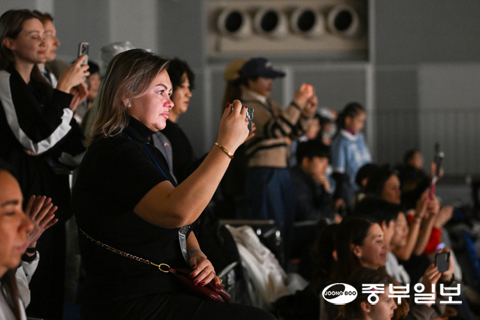 6일 오후 오산시 오산오색문화체육센터에서 열린 2025 ALL GENERATION CHAMPIONSHIP(AGC)을 찾은 관객들이 화려한 무대를 보고 있다. 임채운기자