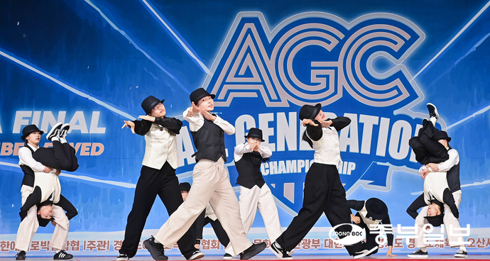 6일 오후 오산시 오산오색문화체육센터에서 열린 2025 ALL GENERATION CHAMPIONSHIP(AGC) HIGH TEEN Division에 참가한 MJ CREW팀이 멋진 퍼포먼스를 선보이고 있다. 임채운기자