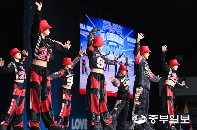 6일 오후 오산시 오산오색문화체육센터에서 열린 2025 ALL GENERATION CHAMPIONSHIP(AGC) HIGH TEEN Division에 참가한 몽골 Dream Light팀이 색채로운 무대를 선보이고 있다. 임채운기자
