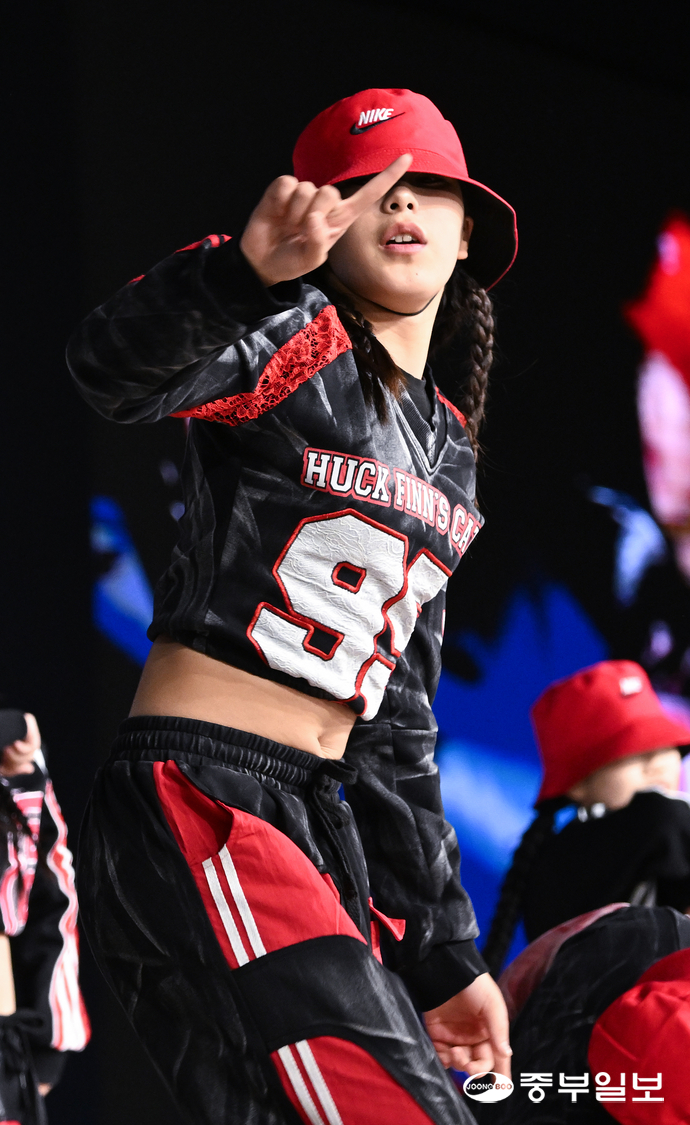 6일 오후 오산시 오산오색문화체육센터에서 열린 2025 ALL GENERATION CHAMPIONSHIP(AGC) HIGH TEEN Division에 참가한 몽골 Dream Light팀이 색채로운 무대를 선보이고 있다. 임채운기자