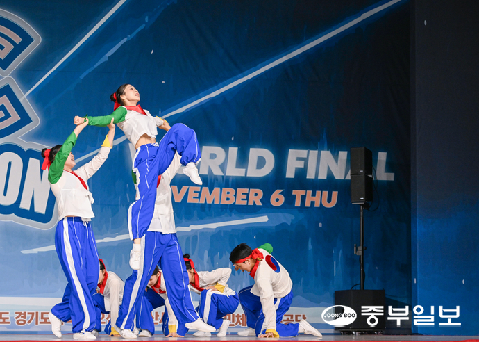 6일 오후 오산시 오산오색문화체육센터에서 열린 2025 ALL GENERATION CHAMPIONSHIP(AGC) HIGH TEEN Division에 참가한 대한민국 P.K팀이 화려하고 재치있는 무대를 선보이고 있다. 임채운기자