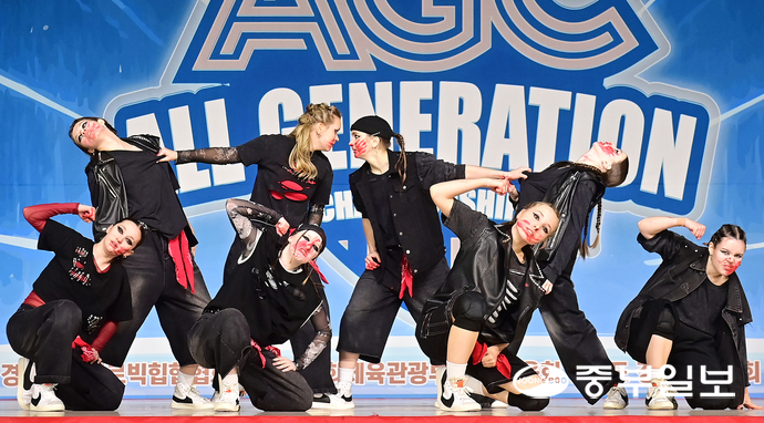 6일 오후 오산시 오산오색문화체육센터에서 열린 2025 ALL GENERATION CHAMPIONSHIP(AGC) HIGH TEEN Division에 참가한 러시아 DRAGON SPACE팀이 열정적인 무대를 선보이고 있다. 임채운기자