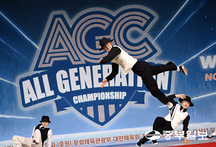 5일 오후 오산시 오산오색문화체육센터에서 2025 AGC 코라아 챔피언십에 참가한 MJ CREW팀이 화려한 공중 동작을 선보이고 있다. 임채운기자