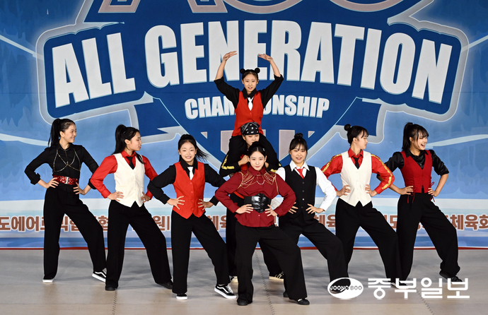 5일 오후 오산시 오산오색문화체육센터에서 열린 2025 AGC 코라아 챔피언십에 참가한 KICK UP팀이 화려한 무대를 선보이고 있다. 임채운기자