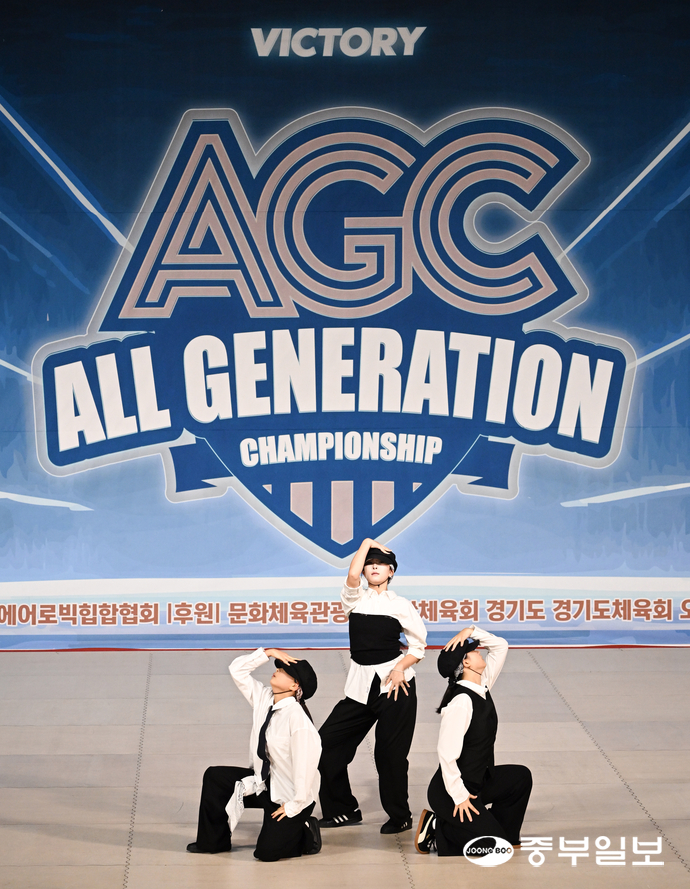 5일 오후 오산시 오산오색문화체육센터에서 열린 2025 AGC 코라아 챔피언십에 참가한 VIBE Junior팀이 엔딩 포즈를 취하고 있다. 임채운기자