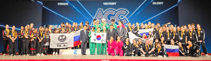 6일 오산 오색문화체육센터에서 열린 AGC 월드파이널 AG CREW 부문 우승팀인 한국의 ‘D.T.B mega’를 비롯한 입상 선수들이 기념사진을 찍고 있다. 이준도기자