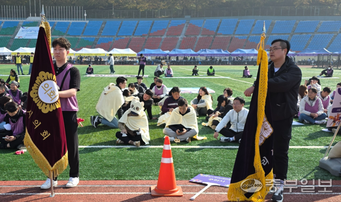 구리시의회 관계자들이 7일 동두천종합운동장에서 열린 ‘2025 경기도 시·군의회 의원 한마음 체육대회’ 개회식에 ‘너구리 캐릭터’를 형상화한 단체복을 입고 자리에 앉아 있다. 사진=이석중기자