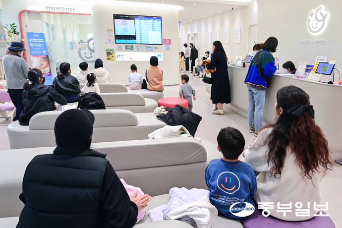 최근 갑자기 추워진 날씨로 인해 독감이 유행하고 있지만, 도내 영유아 독감 접종률이 절반도 되지 않아 주의가 필요한 가운데 6일 오후 수원시 영통구 아이블리소아청소년과의원 로비가 접종을 기다리는 시민들로 북적이고 있다. 임채운기자