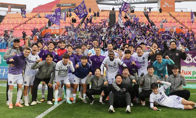 8일 제주월드컵경기장서 열린 K리그1 파이널B 36라운드 경기서 제주를 꺾고 1부 리그 잔류를 확정한 안양 선수단이 기념촬영을 하고 있다. 사진=한국프로축구연맹