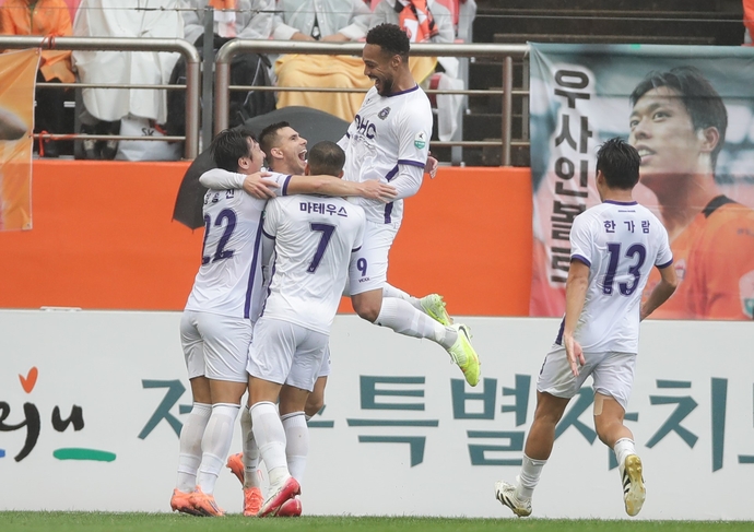 제주를 상대로 골을 성공시킨 안양 유키치(사진 왼쪽 2번째)와 선수들이 기뻐하고 있다. 사진=한국프로축구연맹