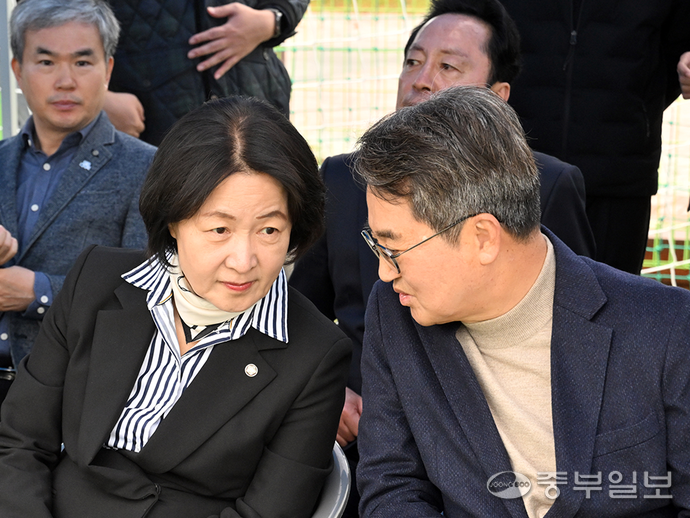 지난 8일 수원 팔달구 매탄공원에서 열린 2025 인천경기기자협회 체육대회에서 김동연 경기도지사와 추미애 국회 법제사법위원장이 대화를 나누고 있다. 김경민기자