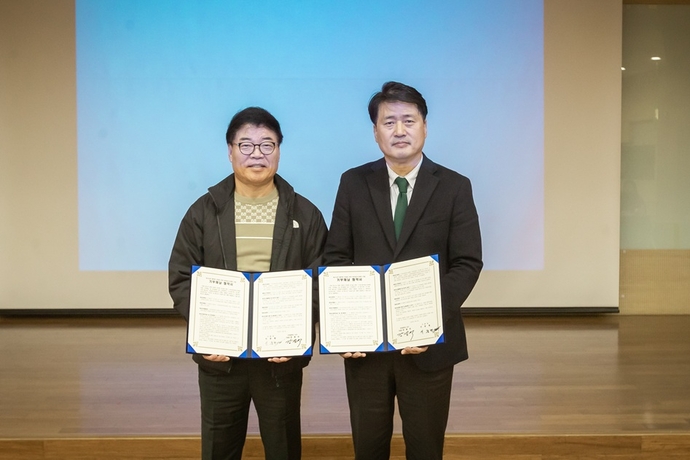 기중현(왼쪽) 힐링웨이 대표가 인천 서구 청라청소년센터 건립 비용을 전액 후원하고 강범석 서구청장과 기념 촬영을 하고 있다. 사진=서구청