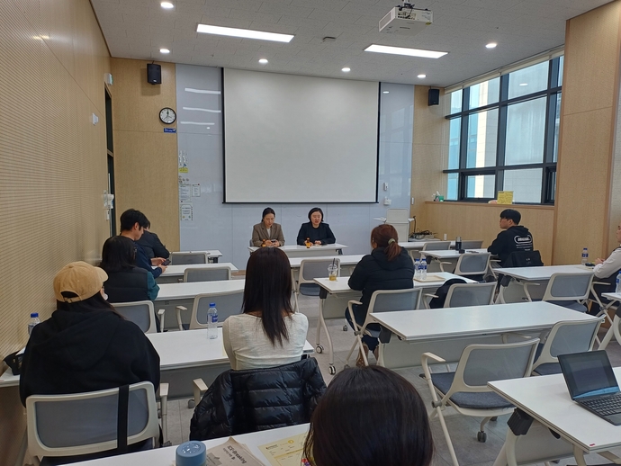 백슬기·서지영 인천 서구의원이 지난 7일 가정동에 위치한 청년센터 서구1939에서 청년 인턴들과 간담회를 갖고 있다. 사진=서구의회