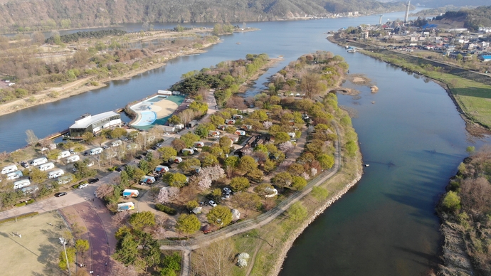 위에서 내려다본 자라섬캠핑장 전경. 사진=가평군시설관리공단
