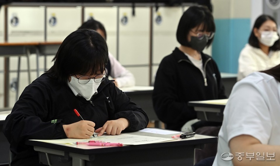 고3 수험생들이 수능 모의평가 문제를 풀고 있다. 노민규기자