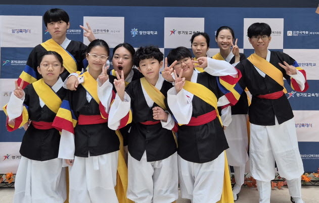 의왕시청소년재단 산하 국악예술단 ‘한울’이  ‘제10회 화성시 정조 효 전국국악대전’에서 학생부 타악 부문 최우수상을 수상한뒤 기뻐하는 학생들의 모습. 사진=의왕시청