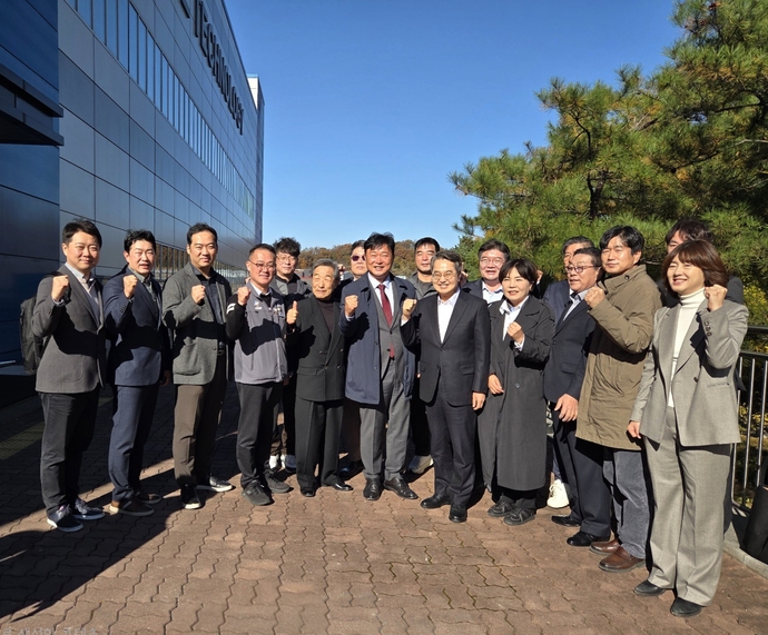 10일 김동연 경기지사가 김용진 경기도시공사 사장과 함께 이천시를 방문해 성수석 민주당 이천지역위원장, 황용준 SK하이닉스 노동조합 위원장, 이영근 SK하이이앤지 노동조합 위원장 등과 지역 산업 발전 전략과 노동계 현안에 대해 심도있게 논의하고 산업 현장을 방문해 기념촬영을 하고 있다. 사진=민주당 이천지역위