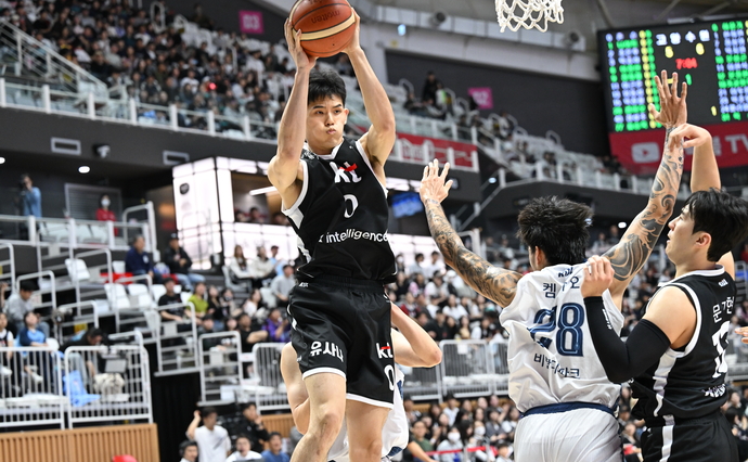 9일 수원 KT소닉붐아레나서 열린 프로농구 정규리그 소노와의 원정경기서 KT 하윤기가 리바운드를 잡고 있다. 사진=KBL