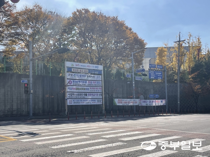 11일 의왕 삼동교차로 인근 도로변에 다양한 현수막이 게시돼 있다. 손용현기자