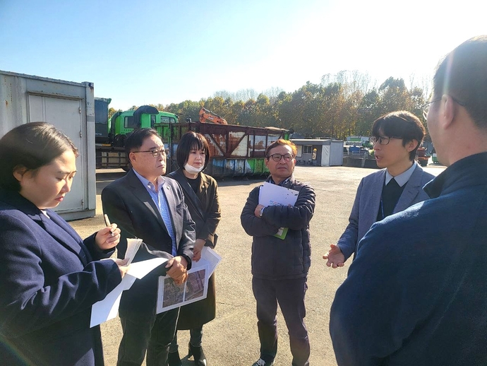 인천 서구의회 김원진 기획행정위원장과 김춘수·백슬기 의원이 11월 경서동 적환장을 방문해 주민 민원에 대한 현장 점검을 하고 있다. 사진=서구의회