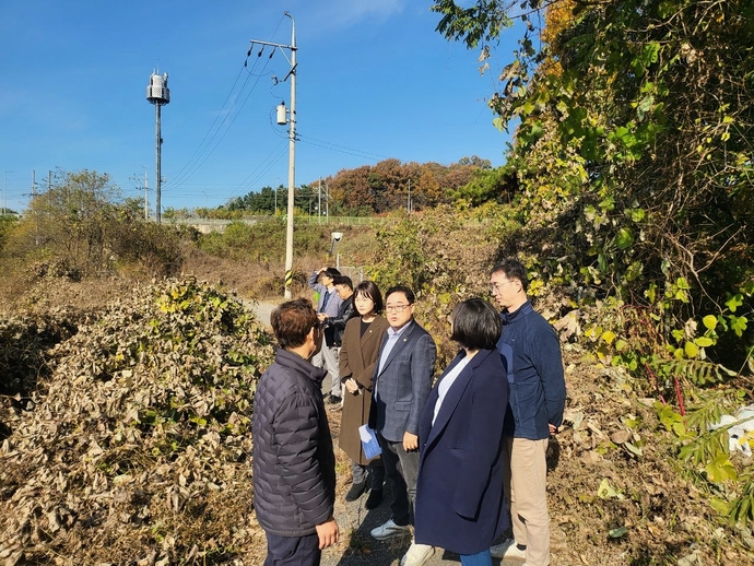 인천 서구의회 김원진 기획행정위원장과 김춘수·백슬기 의원이 11일 경서동 서구공공열분해시설 사업 예정 부지를 찾아 현장을 둘러보고 관계 부서에 주민 의사를 전하고 있다. 사진=서구의회