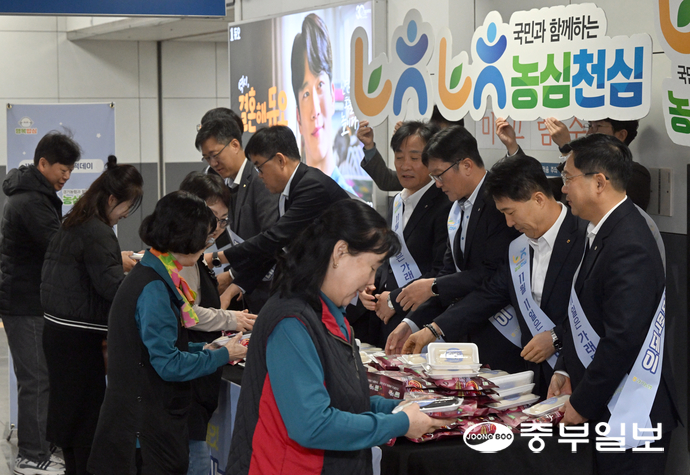 가래떡데이인 11일 오전 수원시청역사 내에서 엄범식 농협중앙회 경기본부장, 김성록 NH농협은행 경기영업본부장 등 경기농협 관계자들이 출근길 시민들에게 가래떡을 나눠주고 있다. 김경민기자