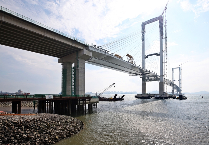 제3연륙교는 세계 최고 높이인 184.2m 주탑 전망대와 수변 데크길, 자전거도로, 야간경관 등을 갖춘 체험·관광형 교량으로 세워진다. 지난 9월 12일 마지막 상판 설치 작업이 완료된 뒤 현재 약 94%의 공정률을 보이고 있다. 사진=인천경제자유구역청