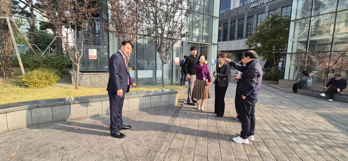 장규철 인천 미추홀구의회 부의장이 지난 7일 주안동 아인병원 주변 일대에서 흡연 관련 민원 현장을 점검하고 있다. 사진=미추홀구의회