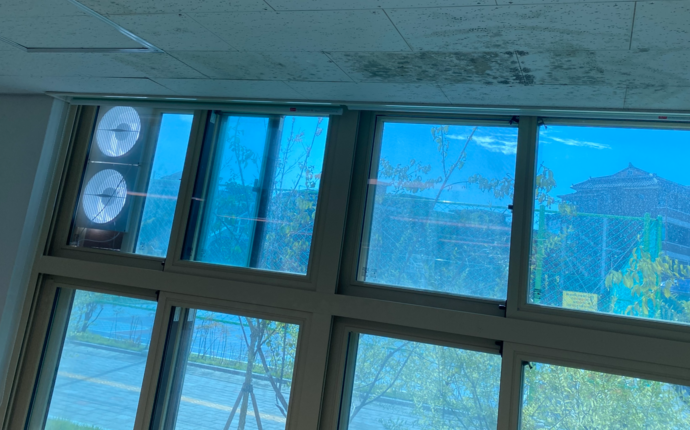 누수 등 부실 공사로 인한 문제로 인해 천장과 바닥에 곰팡이가 피어있고, 나무 장판이 들뜬 모습. 현재는 일부 교체된 상태다. 사진=광주중학교