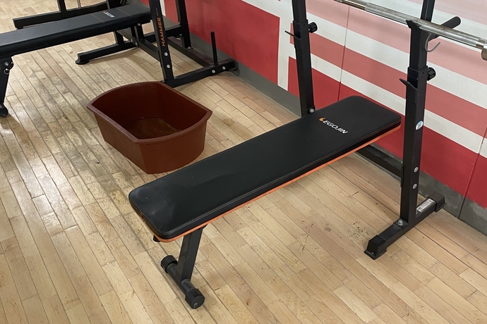 누수 등 부실 공사로 인한 문제로 인해 천장과 바닥에 곰팡이가 피어있고, 나무 장판이 들뜬 모습. 현재는 일부 교체된 상태다. 사진=광주중학교